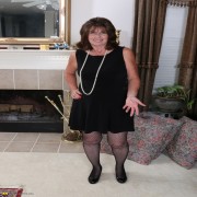 Mature housewive gets very wet
